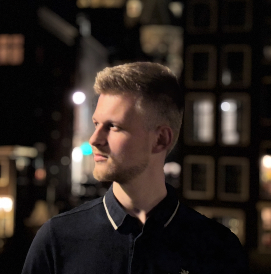 Marc Molenaar op een boot met zonnebril